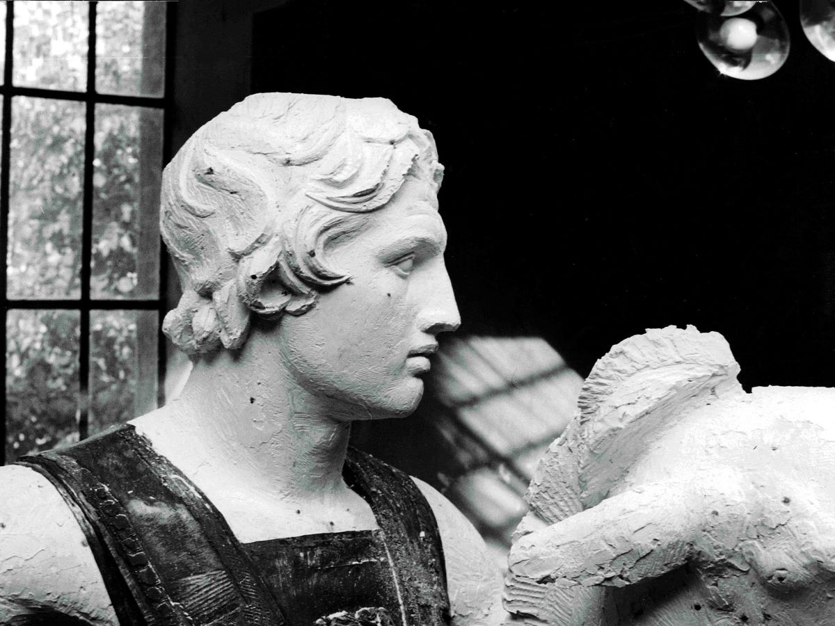 . Τμήμα του τελικού προπλάσματος του αγάλματος του Μεγάλου Αλεξάνδρου στο εργαστήριο του Γιάννη Παππά στου Ζωγράφου. Δεκαετία του 1960