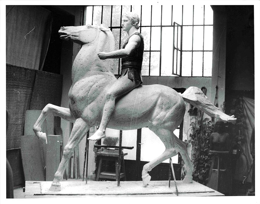 Τελικό πρόπλασμα για τον ανδριάντα του Μεγάλου Αλεξάνδρου στο εργαστήριο του Γιάννη Παππά στου Ζωγράφου. Δεκαετία του 1960