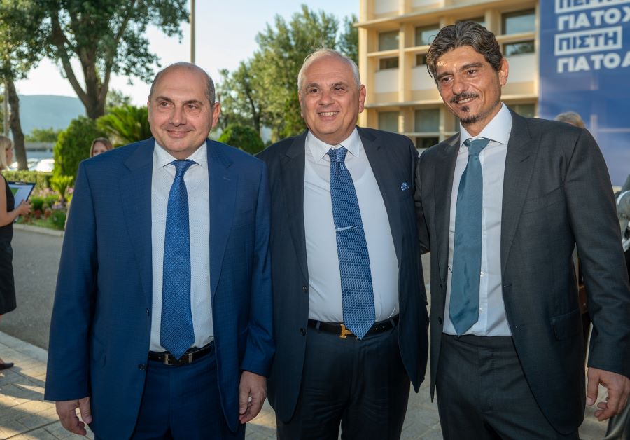 Από αριστερά: κ. Δημήτρης Παναγούλιας, Μέλος ΔΣ Ομίλου ΒΙΑΝΕΞ, κ. Κωνσταντίνος Παναγούλιας Αντιπρόεδρος Oμίλου ΒΙΑΝΕΞ, κ. Δημήτρης Γιαννακόπουλος, Πρόεδρος Δ.Σ. και Διευθύνων Σύμβουλος του Ομίλου ΒΙΑΝΕΞ.