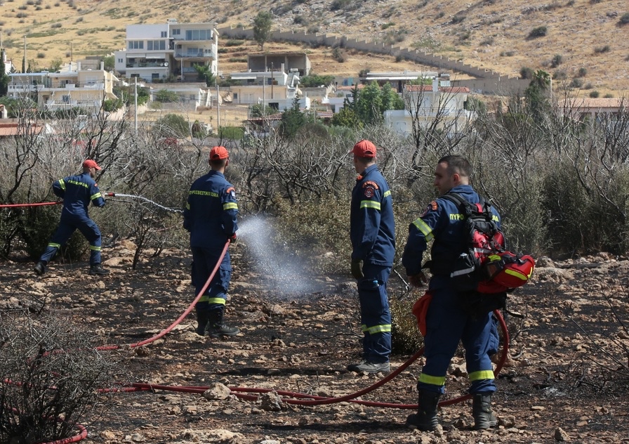 Πυροσβέστες επιχειρούν για την κατάσβεση πυρκαγιάς που ξέσπασε σε χαμηλή βλάστηση στην περιοχή Φέριζα του Δήμου Λαυρεωτικής, Σάββατο 29 Ιουνίου 2024. Η φωτιά έσβησε σχετικά εύκολα, χάρη στις προσπάθειες των πυροσβεστών και το ομαλό του εδάφους αφού έκαψε περίπου 40 στρέμματα χαμηλής βλάστησης. ΑΠΕ-ΜΠΕ/ΑΠΕ-ΜΠΕ/ΟΡΕΣΤΗΣ ΠΑΝΑΓΙΩΤΟΥ