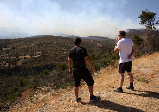 Φωτιά στην Πάρνηθα: Ενισχύονται οι δυνάμεις – Ξεπερνούν τα 100 χλμ. την ώρα οι ριπές των ανέμων