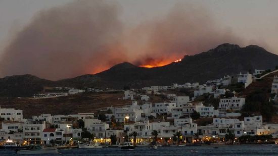 Μεγάλη φωτιά στη Σέριφο – Νέο μήνυμα του 112, εκκενώνονται 8 οικισμοί (upd)