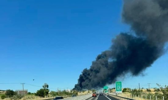 Ριτσώνα: Πυρκαγιά στον περιβάλλοντα χώρο του εργοστασίου Παπουτσάνης – Καίγονται εύφλεκτα υλικά