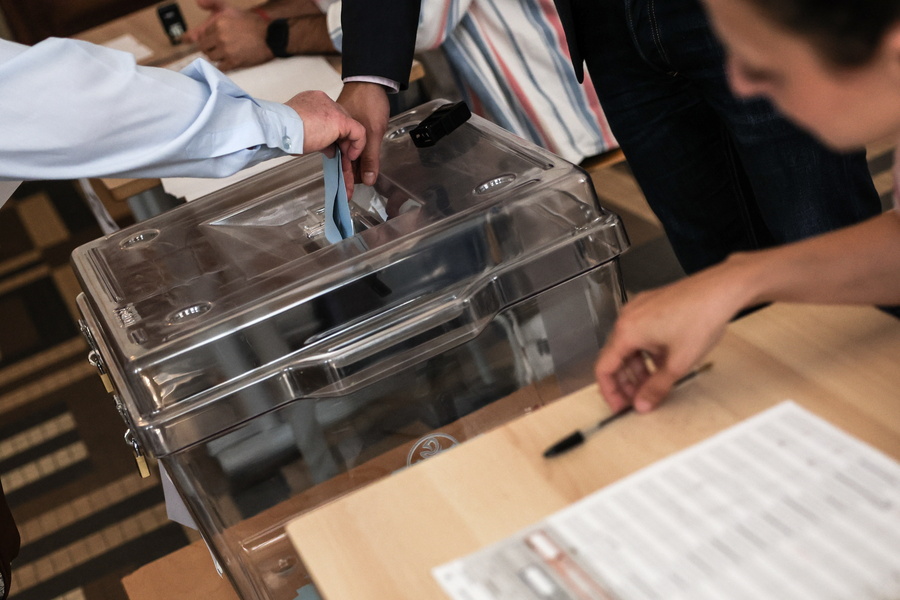 Κάλπη με εκλογικούς φακέλους στον πρώτο γύρο των γαλλικών εκλογών τον Ιούνιο του 2024