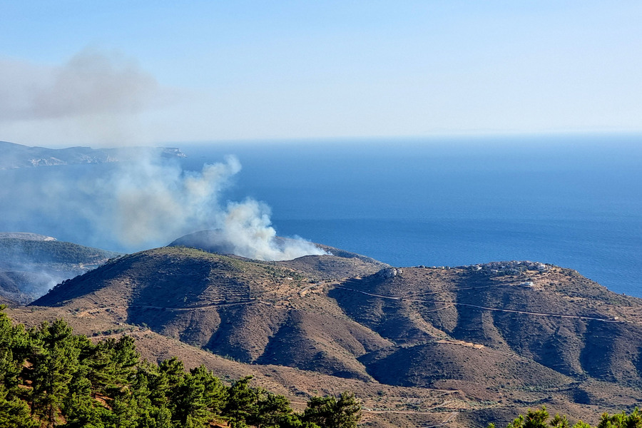 Καπνοί από την πυρκαγιά σε δασική έκταση στην περιοχή Μετόχι στη Χίο