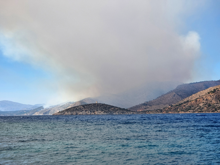 Καπνοί από την πυρκαγιά σε δασική έκταση στην περιοχή Σιδηρούντα στη Χίο