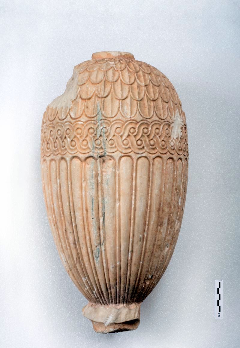Μαρμάρινη λουτροφόρος του 4ου π.Χ. αιώνα