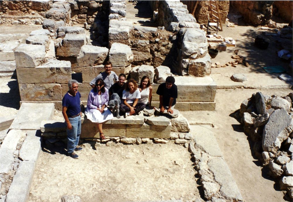 Γιάννης και Έφη Σακελλαράκη με συνεργάτες της ανασκαφής Αρχανών πάνω στον μεγάλο βωμό του ανακτόρου, το 1999