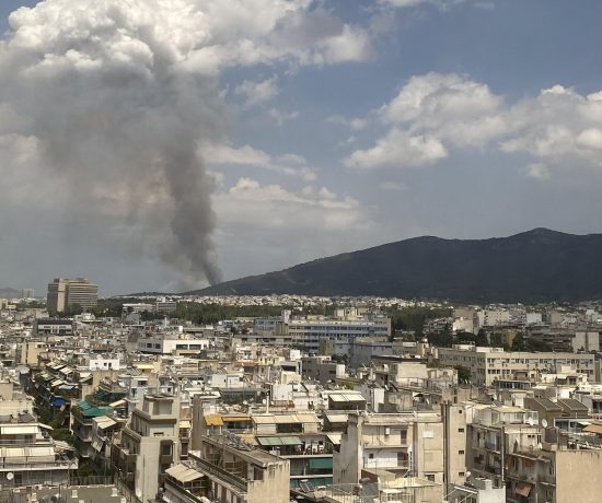 Γλυκά Νερά: Υπό έλεγχο η φωτιά – Τέσσερις προσαγωγές (video)