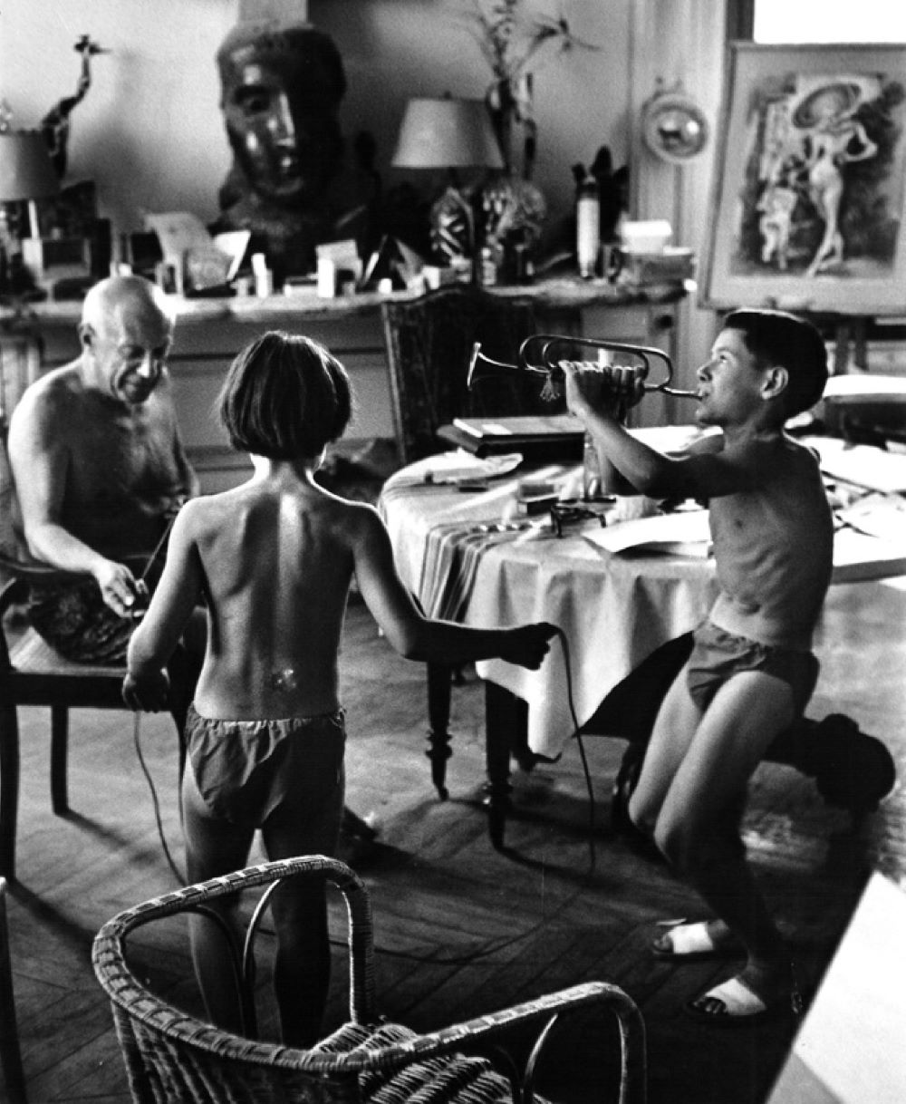 Ο Πικάσο παίζει με τα παιδιά του, Κάννες 1957