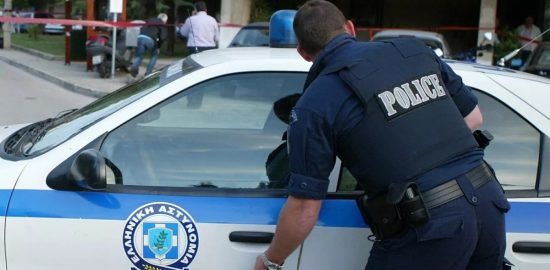 Ρέθυμνο: Επίθεση με καυστικό υγρό σε 26χρονο – Χειροπέδες σε δύο άνδρες