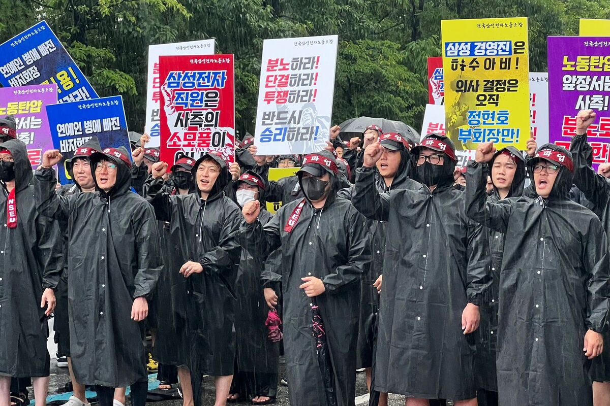 Εργαζόμενοι της Samsung Electronics κατά τη διάρκεια απεργίας έξω από το εργοστάσιο ημιαγωγών της εταιρείας στο Hwaseong στις 8 Ιουλίου.Φωτογράφος: Jean Chung/Bloomberg