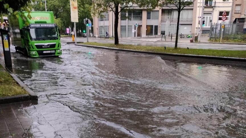 πλημμυρισμένος δρόμος στο βέλγιο