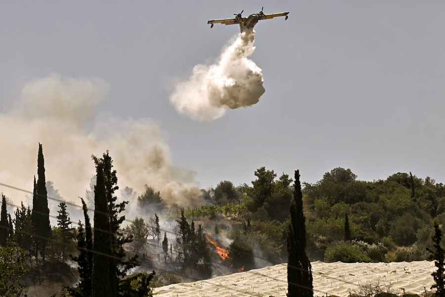 Πυροσβεστικό αεροσκάφος επιχειρεί στην κατάσβεση πυργκαγιάςπου ξέσπασε σε δασική έκταση στην περιοχή Στιμάγκα Κορινθίας