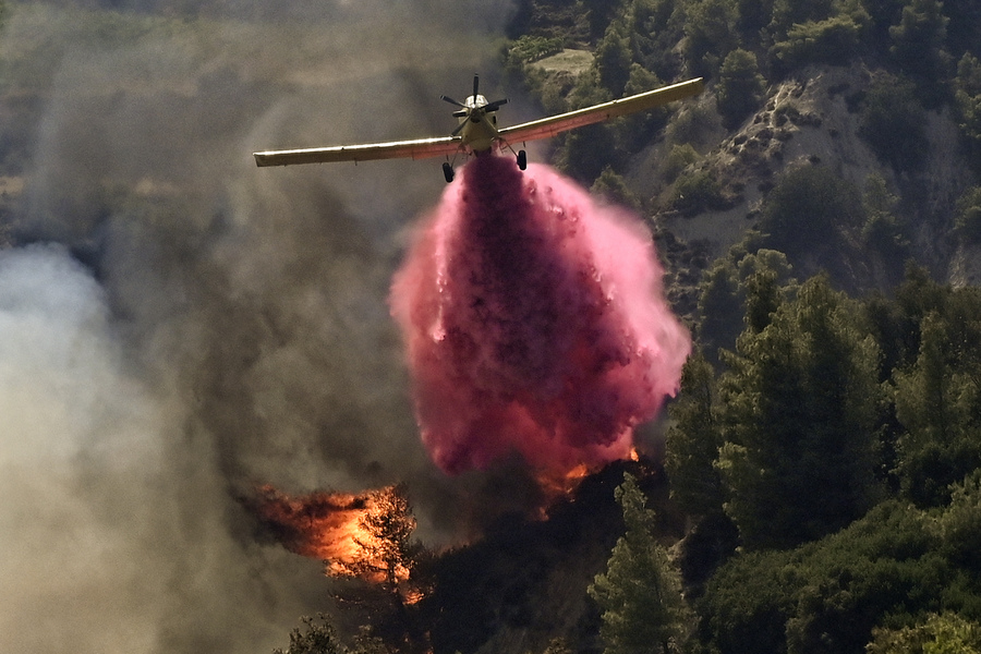 Πυροσβεστικό αεροσκάφος επιχειρεί στην κατάσβεση πυργκαγιάςπου ξέσπασε σε δασική έκταση στην περιοχή Στιμάγκα Κορινθίας