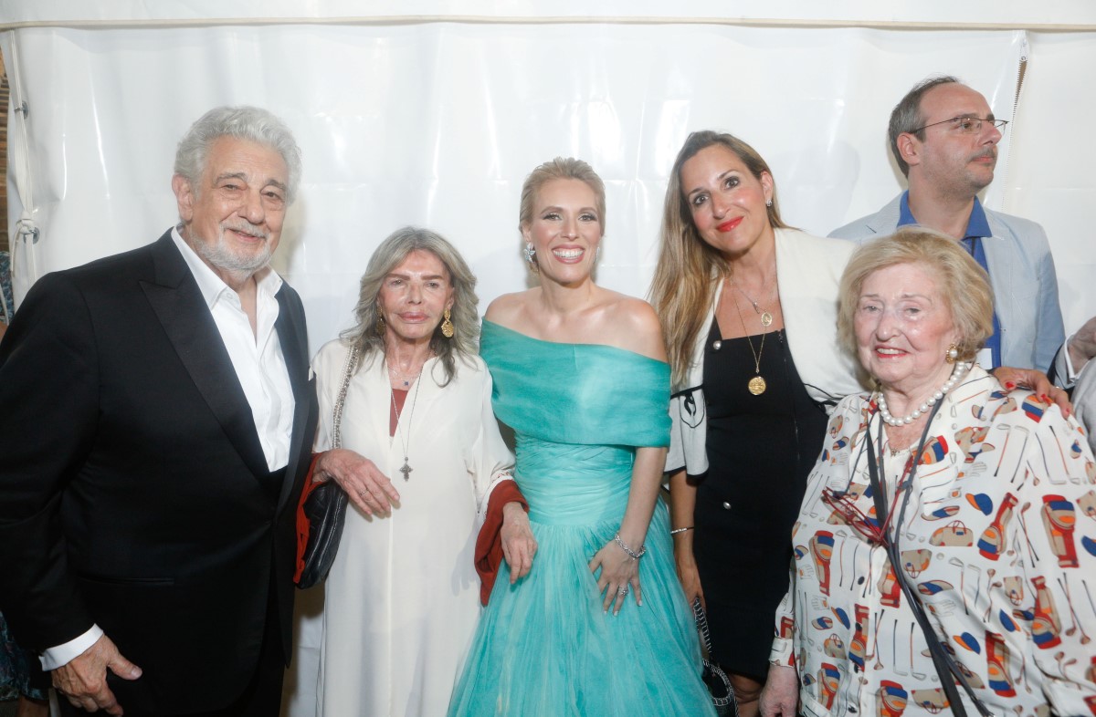 Ο Placido Domingo και η Χριστίνα Πουλίτση δεχονται τα συγχαρητήρια της κυρία Ηβης Γόντικα, της κυρία Ντόρας Δημοπούλου και Σάκης Κυπραίου