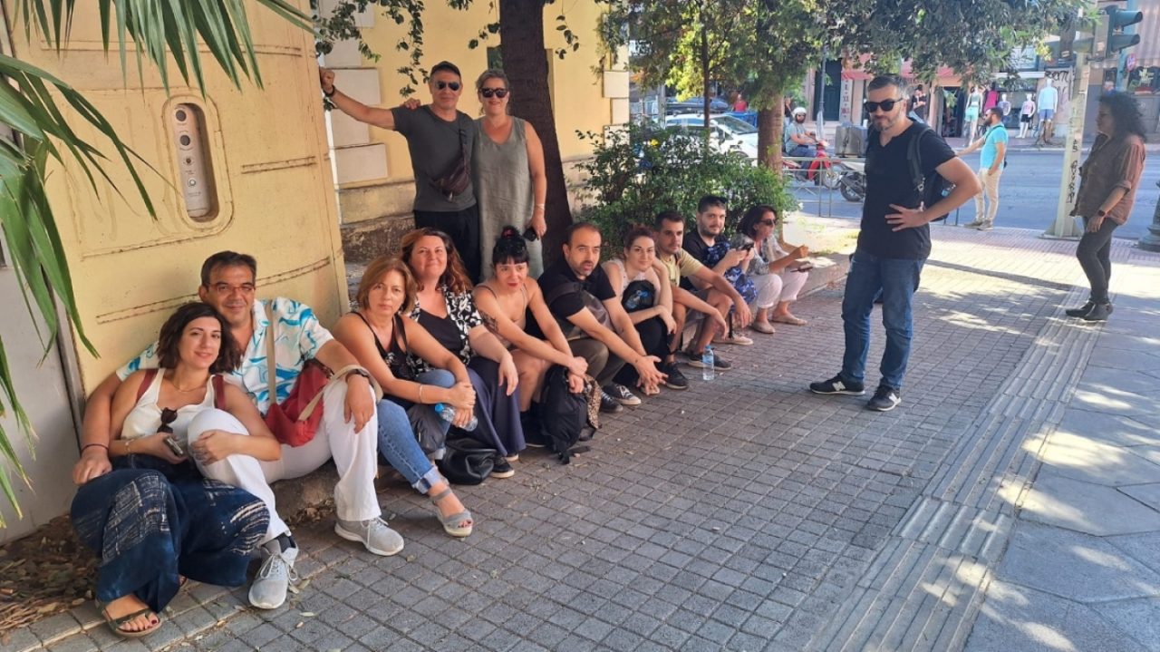 Απλήρωτοι εργαζόμενοι της «Αυγής» και του «Κόκκινου» έξω από τα γραφεία του ΣΥΡΙΖΑ
