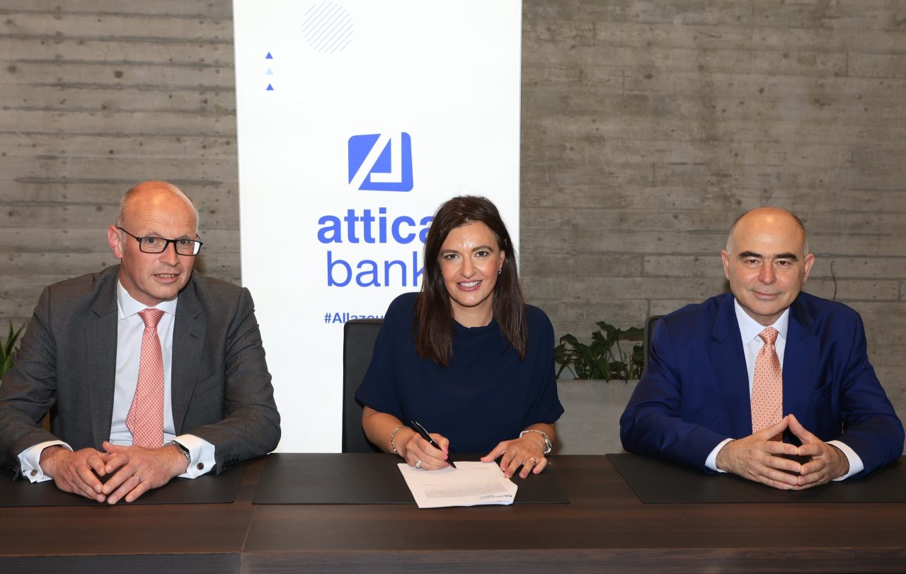 (από αριστερά): Paul Battelle, επικεφαλής του τομέα Χρηματοδότησης Ενεργειακής Μετάβασης της Deutsche Bank, Ελένη Βρεττού, Διευθύνουσα Σύμβουλος της Attica Bank και ο Μάνθος Τζιαμούρτας, Πρόεδρος της Jasper Group