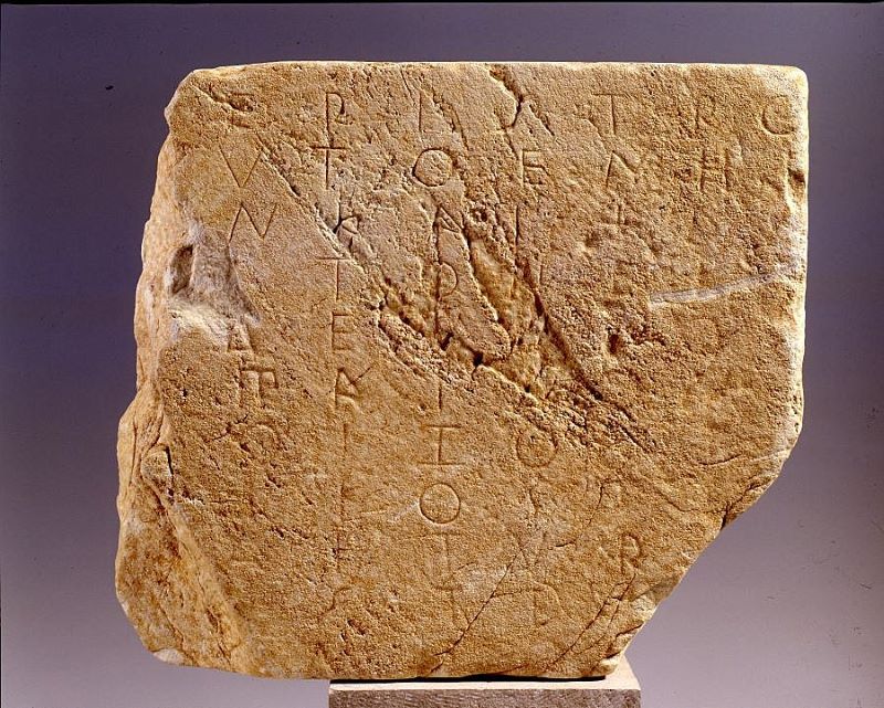 Αρχαία παρτιτούρα του 4ου - 3ου π.Χ. αιώνα σε μάρμαρο, με γράμματα που αποδίδουν μουσικό κείμενο. Από τα Βρασνά Θεσσαλονίκης