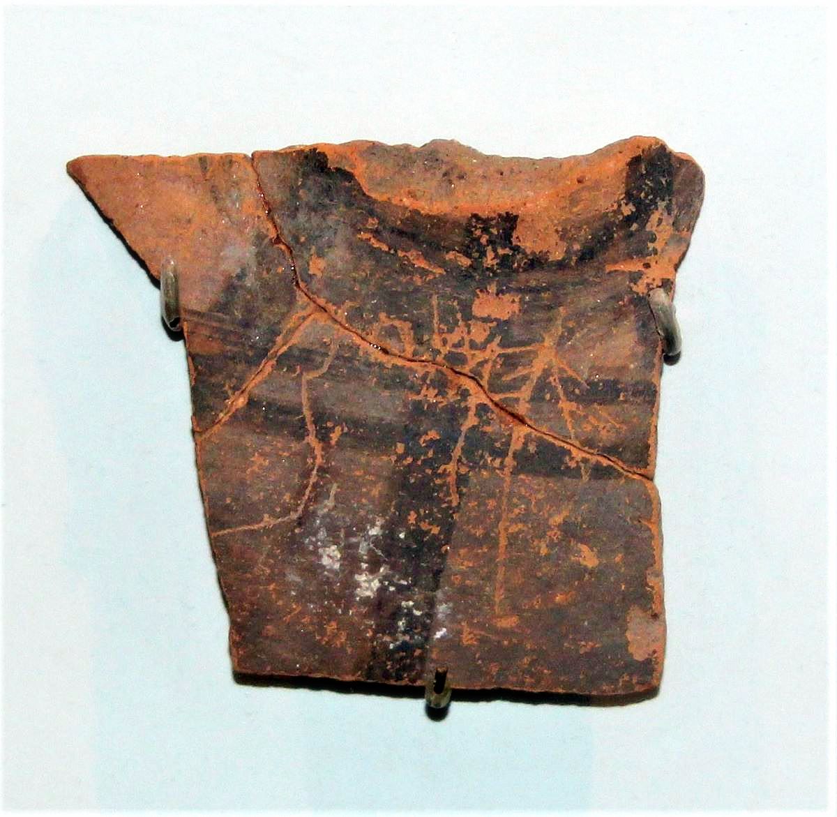 Θραύσμα αγγείου με την αρχαιότερη ως σήμερα επιγραφή που βρέθηκε στην Χαλκιδική. Χρονολογείται περί το 760-700 π.Χ.