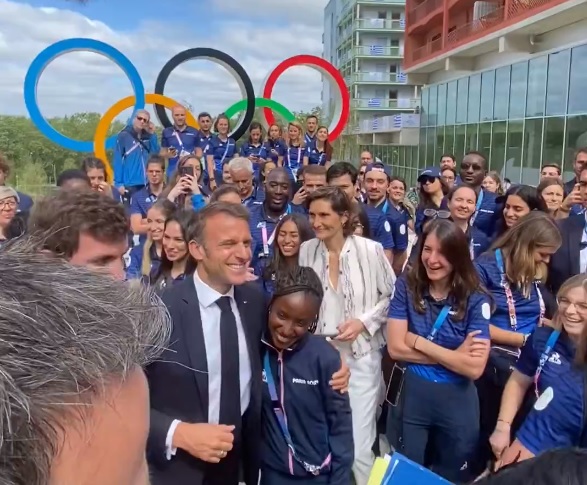 ο πρόεδρος Εμανουέλ Μακρόν, επισκεπτόμενος σήμερα το Ολυμπιακό Χωριό στο Παρίσι