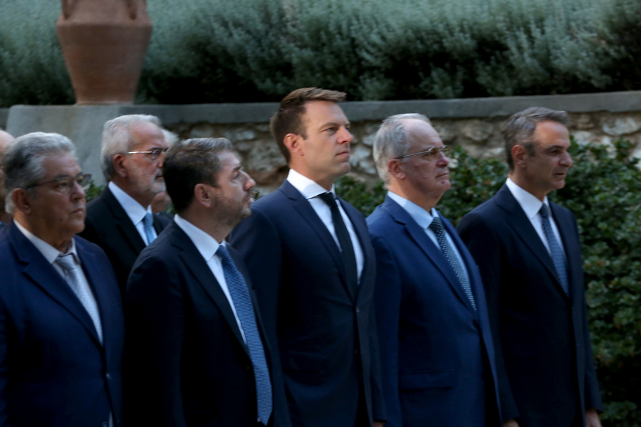 Ο πρωθυπουργός Κυριάκος Μητσοτάκης (Δ), ο πρόεδρος του ΣΥΡΙΖΑ ΠΣ Στέφανος Κασσελάκης (3Δ), ο πρόεδρος του ΠΑΣΟΚ - ΚΙΝΑΛ Νίκος Ανδρουλάκης (4Δ), ο γενικός γραμματέας της ΚΕ του ΚΚΕ Δημήτρης Κουτσούμπας (Α) και ο πρόεδρος της Βουλής Κωνσταντίνος Τασούλας (2Δ) παρευρίσκονται στη δεξίωση που παραθέτει η Πρόεδρος της Δημοκρατίας Κατερίνα Σακελλαροπούλου στον κήπο του Προεδρικού Μεγάρου για την 50η επέτειο από την αποκατάσταση της Δημοκρατίας, Αθήνα, Τετάρτη 24 Ιουλίου 1974. ΑΠΕ-ΜΠΕ/ΑΠΕ-ΜΠΕ/Αλέξανδρος Μπελτές