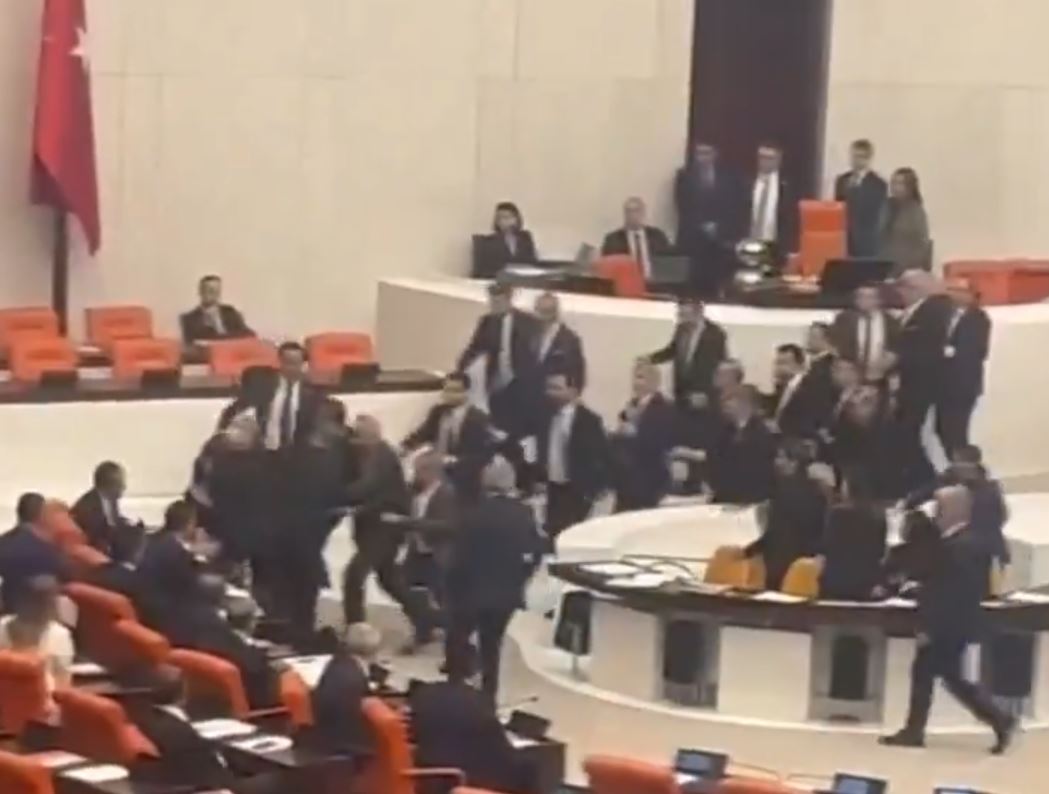 Επεισόδια στην Τουρκική Εθνοσυνέλευση μεταξύ βουλευτών
