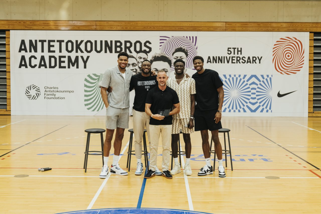 Τα αδέρφια Αντετοκούνμπο, βραβεύουν τον Πρόεδρο του Kaizen Foundation, Πάνο Κωνσταντόπουλο, για την προσφορά του Ιδρύματος στην Antetokounmpo Academy.