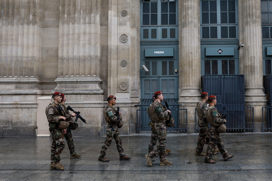 Στρατιώτες στους δρόμους του Παρισιού, λίγο πριν την έναρξη των Ολυμπιακών αγώνων