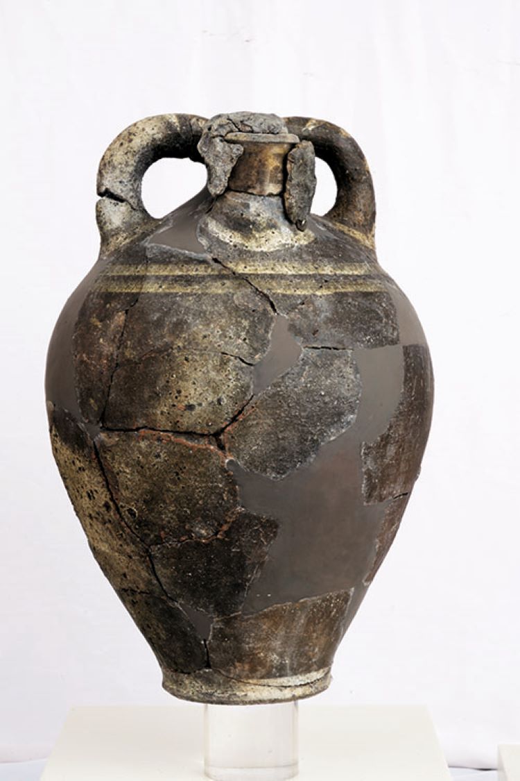 Ψευδόστομος αμφορέας για αποθήκευση και μεταφορά κρασιού, λαδιού και αιθέριων ελαίων (1350-1250 π.Χ.) φωτ. Σωκράτης Μαυρομμάτης