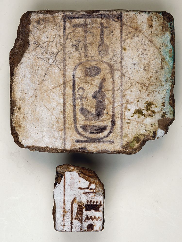 Ενεπίγραφο πλακίδιο από φαγεντιανή της εποχής του Φαραώ Αμένοφι του III (1390-1360 π.Χ.) φωτ. Σωκράτης Μαυρομμάτης