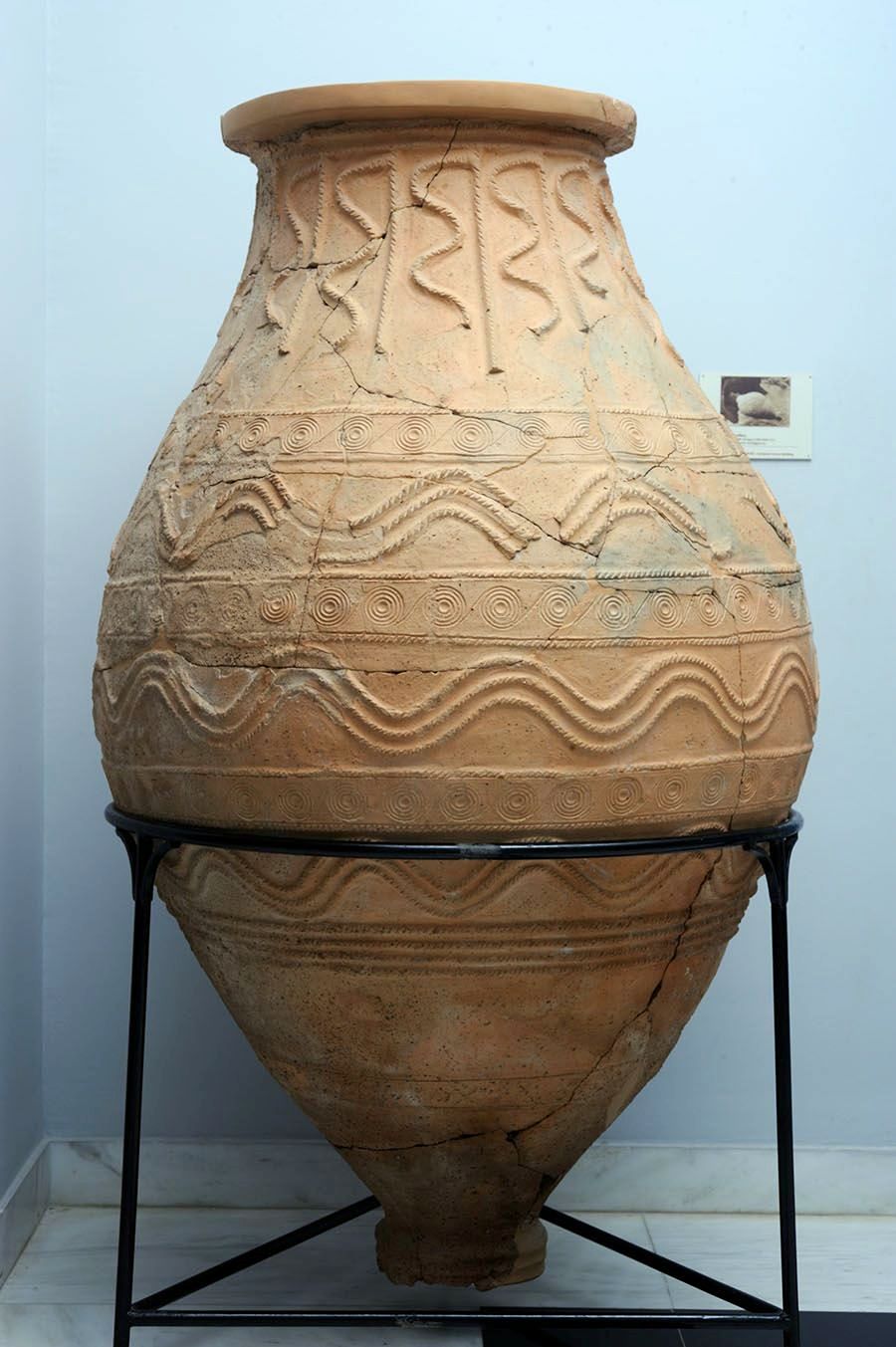 Ταφικό αγγείο που χρησιμοποιήθηκε από τον 14ο έως πιθανώς τον 10ο π.Χ. αιώνα, φωτ. Κώστας Ξενικάκης