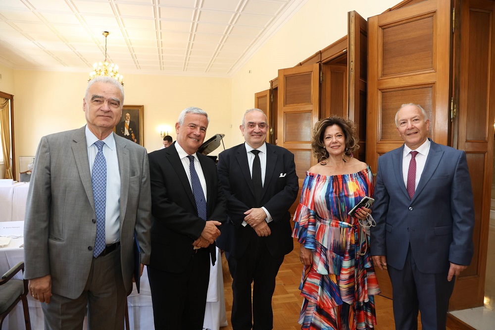 0 υπουργός Ψηφιακής Διακυβέρνησης Δημήτρης Παπαστεργίου, ο Λεωνίδας Δημητριάδης-Ευγενίδης, Πρόεδρος του Ιδρύματος Ευγενίδου και Πρέσβης του Διεθνούς Ναυτιλιακού Οργανισμού (IMO) στην Ελλάδα, ο Χάρης Ι. Φαφαλιός, Πρόεδρος της Ελληνικής Ένωσης Συνεργασίας Ναυτιλίας, η Διευθύνουσα Σύμβουλος της Slide2Open και Πρέσβης του IEEE Standards Association για την Ναυτιλία Δήμητρα Τραυλού ο υφυπουργός Ναυτιλίας και Νησιωτικής Πολιτικής Στέφανος Γκίκας