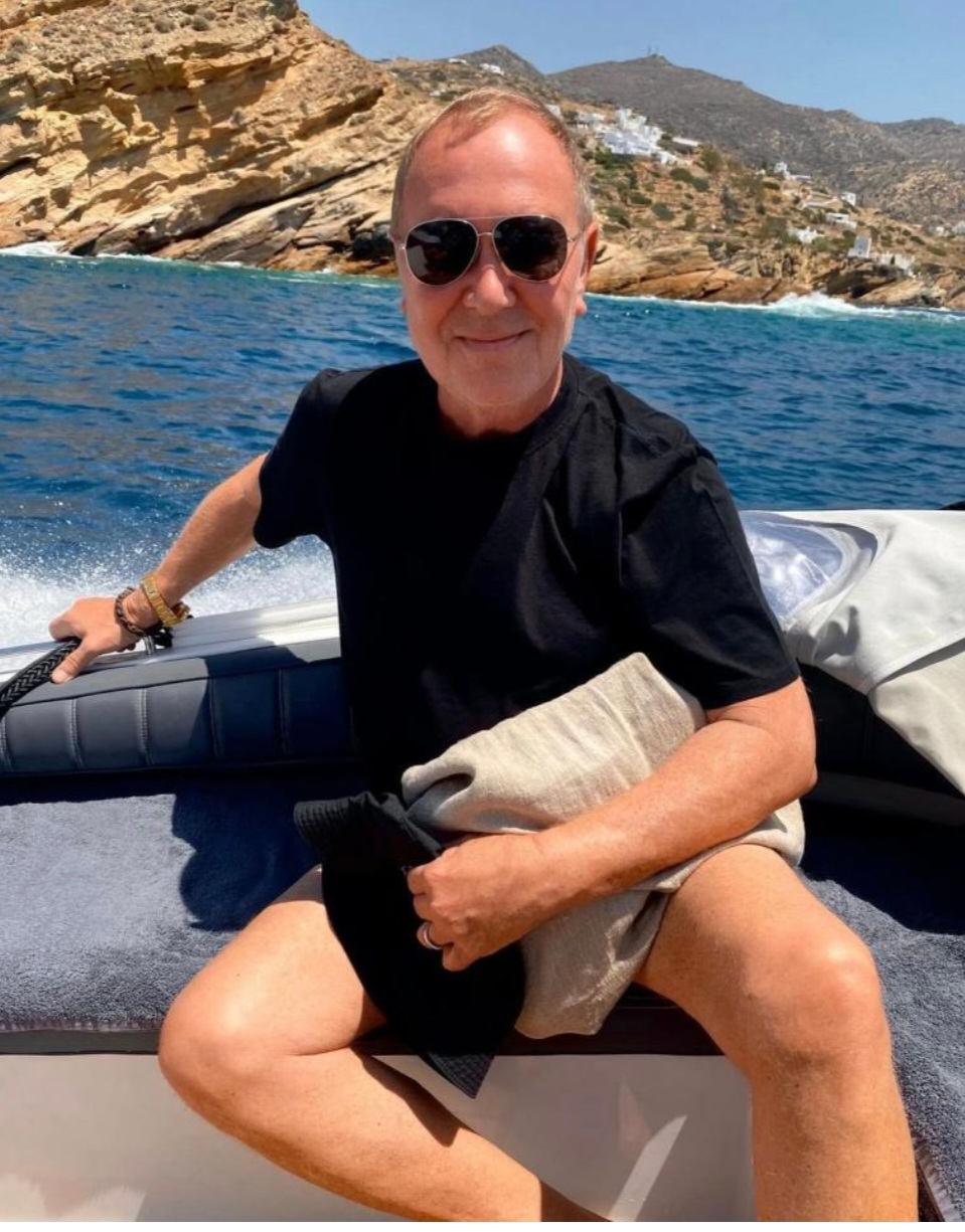 O Michael Kors απολαμβάνει περιπατους με πλεούμενο γύρω από την Μήλο.