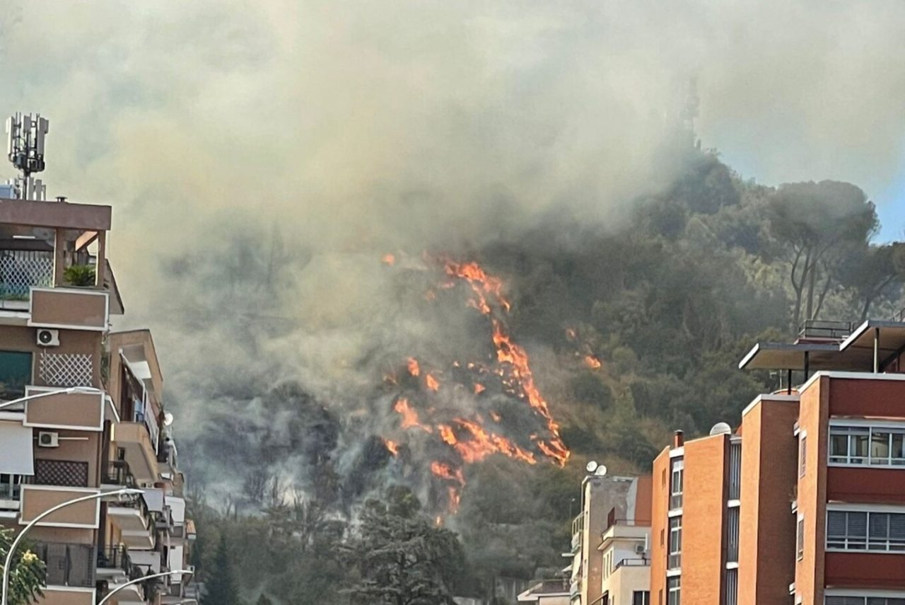 Φωτιά στην περιοχή Μόντε Μάριο, κοντά στα δικαστήρια της Ρώμης και τα γραφεία της RAI.