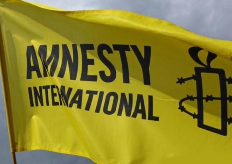 κίτρινη σημαία με το σήμα της διεθνής αμνηστίας