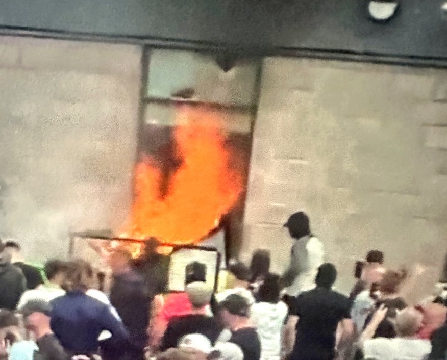 Διαδηλωτές έσπασαν τζάμια ξενοδοχείου και έβαλαν φωτιά
