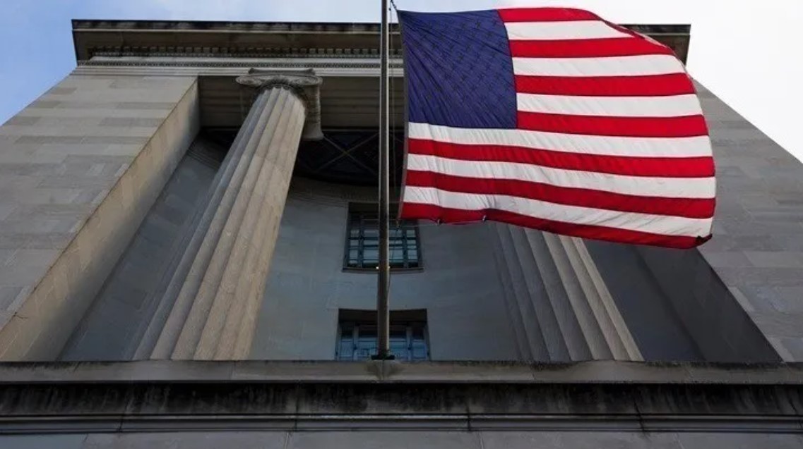 Η αμερικανική σημαία έξω από κτήριο