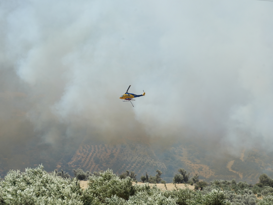 Πυροσβεστικό ελικόπτερο επιχειρεί στην κατάσβεση της πυρκαγιάς κοντά στο χωριό Αγία Παρασκευή