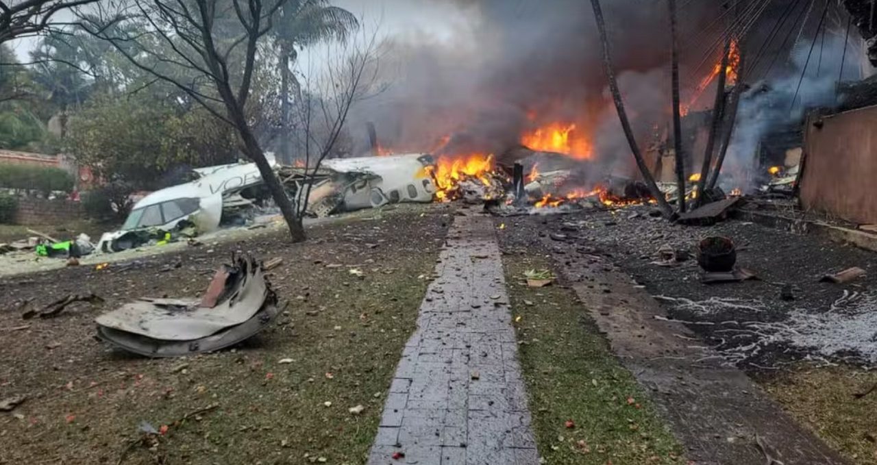 Τα συντρίμμια αεροσκάφους που κατέπεσε κοντά στο Σάο Πάολο