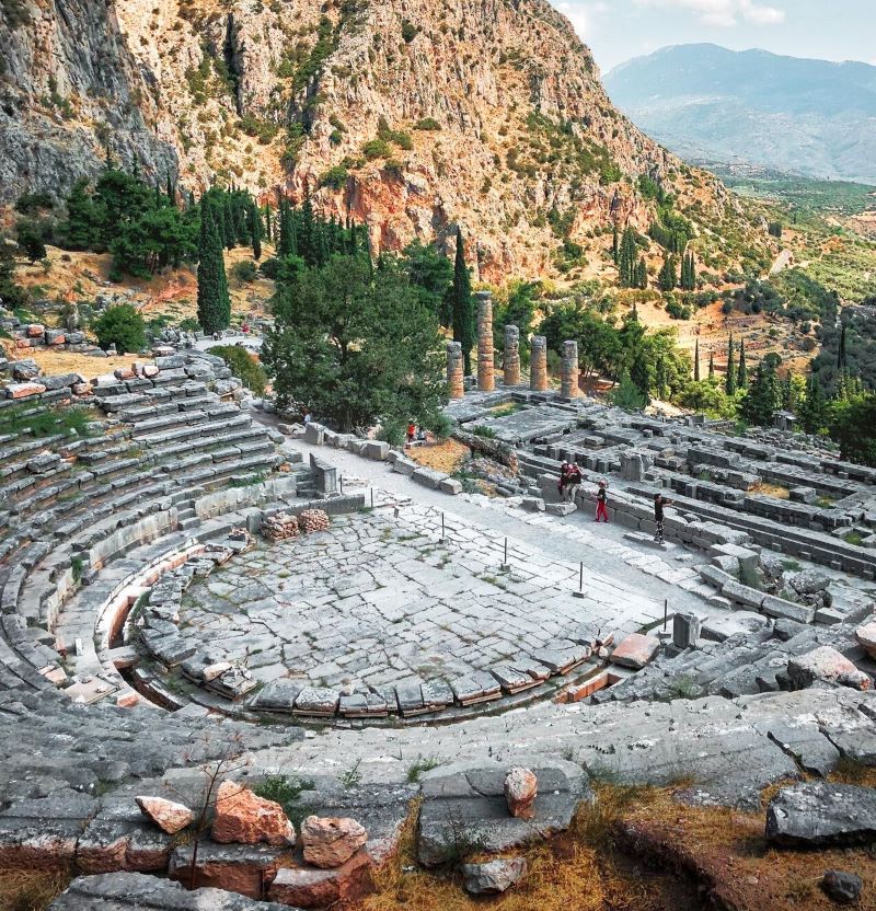 Ο αρχαιολογικός χώρος των Δελφών με το θέατρο