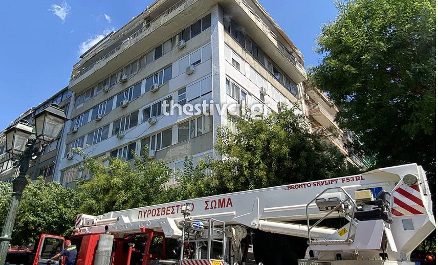 Πυροσβεστικό όχημα μπροστά από πολυκατοικία στη θεσσαλονίκη