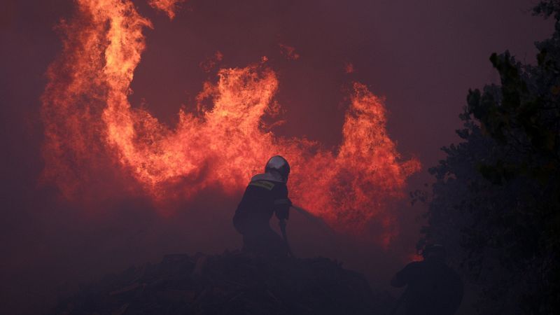 Πυροσβέστης επιχειρεί στην φωτιά της ΒΑ Αττικής