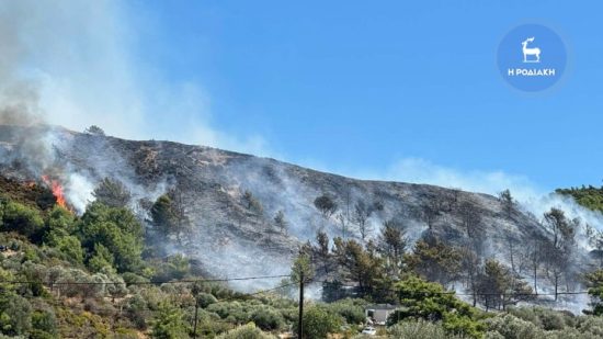 Μάχη με τις φλόγες στη Ρόδο – Στο νησί καταφθάνει βοήθεια από Αθήνα, Κρήτη και Σάμο