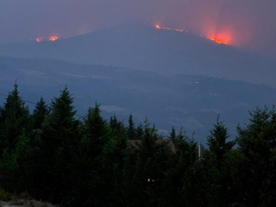 Φωτιά στην Κορινθία: Οι 3 παράγοντες που τη θέριεψαν – Καλά στην υγεία τους οι πυροσβέστες που νοσηλεύτηκαν