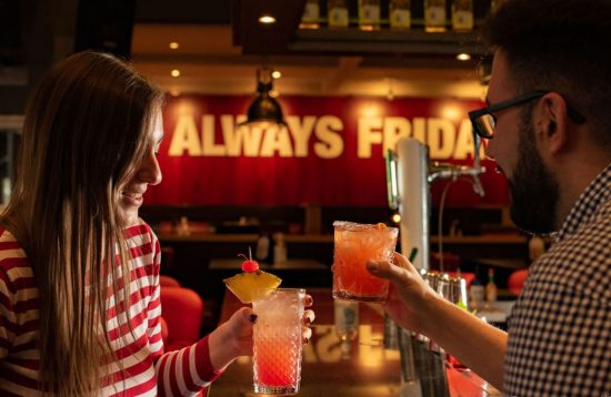 TGI Friday’s: Πτώχευση στις ΗΠΑ, ανάπτυξη στην Ελλάδα – Οι υποχρεώσεις, οι προκλήσεις και οι συζητήσεις με την Lamda Development