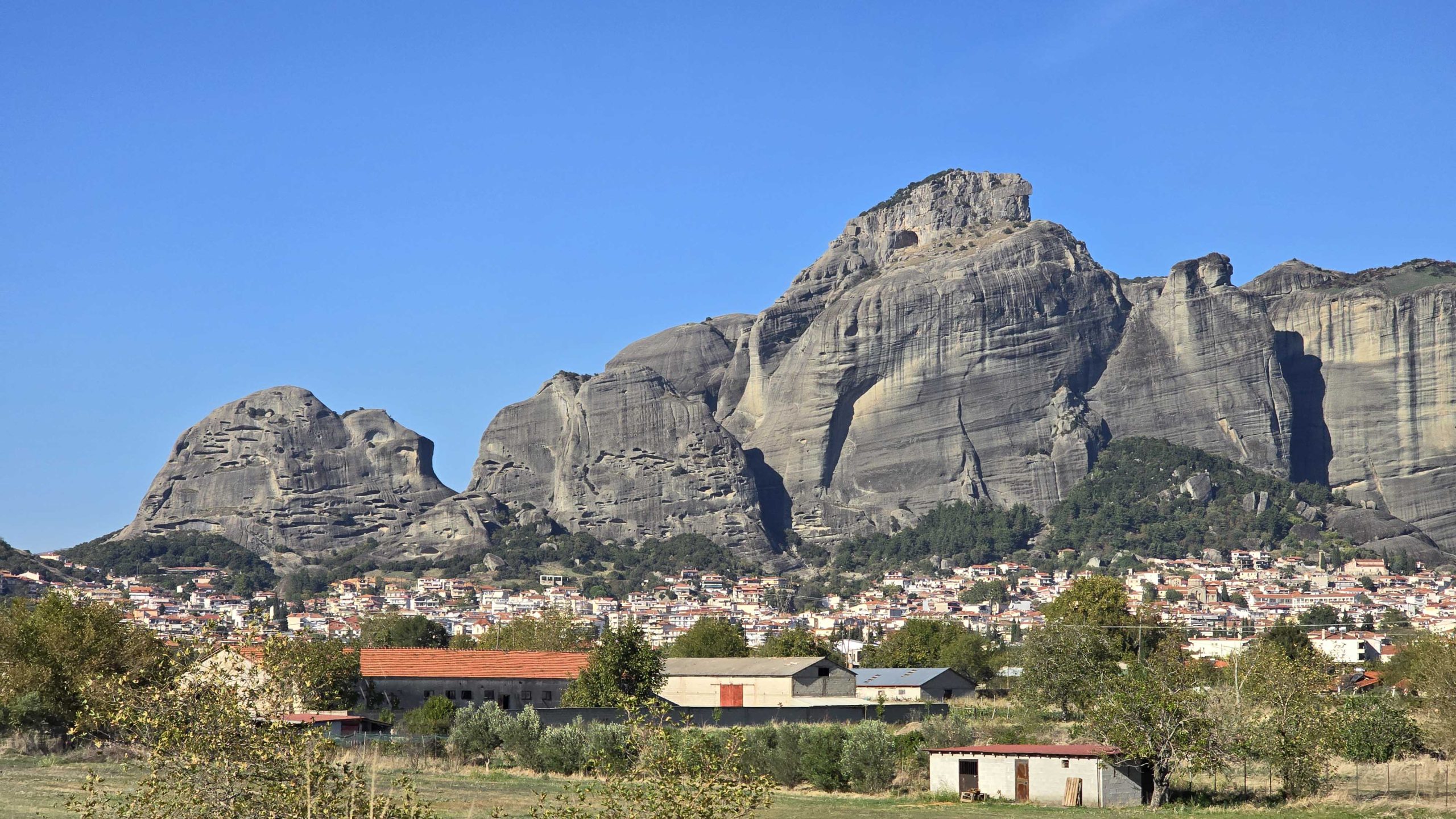 Ο Ε65 περνάει έξω από τα Μετέωρα.