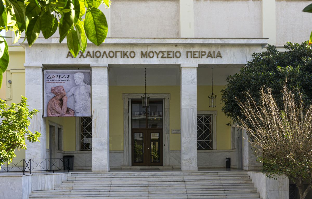 Η είσοδος του Αρχαιολογικού Μουσείου Πειραιά