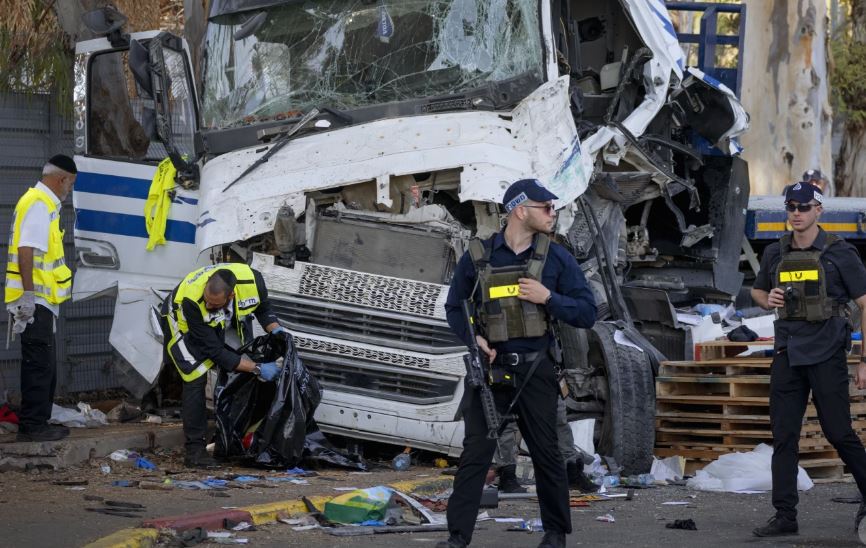 Πτώση φορτηγού σε στάση λεωφορείου στο Ισραήλ