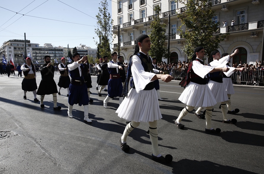 Μαθητές και μαθήτριες παρελαύνουν κατά τη διάρκεια της παρέλασης για την επέτειο της 28ης Οκτωβρίου 1940, στο μνημείο του Αγνώστου Στρατιώτη στο Σύνταγμα, τη Δευτέρα 28 Οκτωβρίου 2024 ΑΠΕ ΜΠΕ/ΓΙΑΝΝΗΣ ΚΟΛΕΣΙΔΗΣ